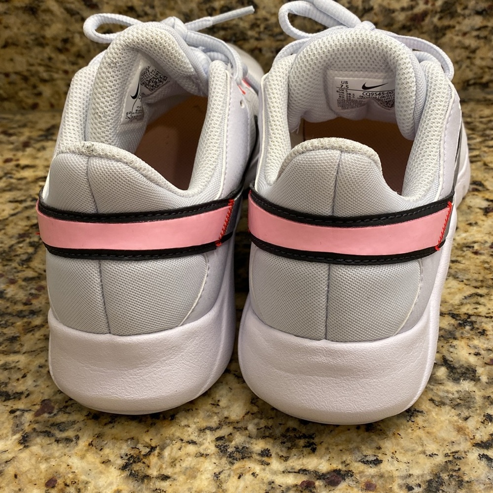 Nike gym shoes size  7.5 - Picture 5 of 7